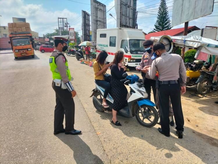 Kapolsek Bagan Sinembah Sosialisasi Prokes dan Vaksinasi Kepada Penguna Jalan
